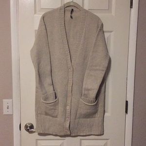 100% wool sweater. White-gray color.